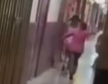 Una madre fue por su hija que se encontraba en un antro y la saca a golpes. Imagen: YOUTUBE