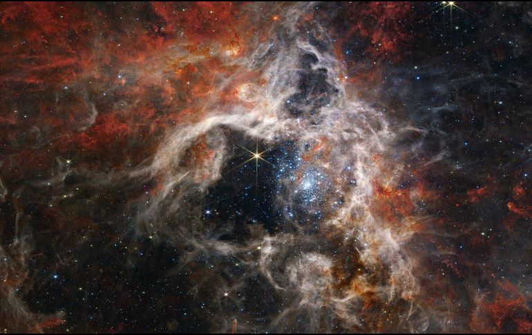 Nebulosa apodada Tarántula,  es un ejemplo fácilmente visible de este floreciente período de creación cósmica. ESPECIAL