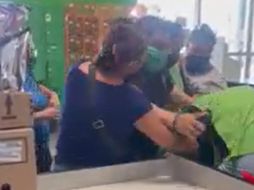 Varias mujeres intentan separar a una empleada del supermercado y a una clienta que pelean en la zona de cajas. ESPECIAL
