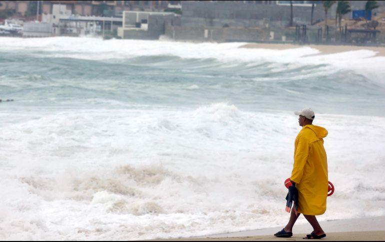 La Estación Meteorológica de la Fuerza Aérea Mexicana estima un oleaje de entre 3 y 4.5 metros de altura en Manzanillo. EFE/J. Reyes