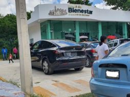 Hasta el momento se desconoce el motivo por el cual el coche está estacionado en el lugar o si la imagen es auténtica. ESPECIAL