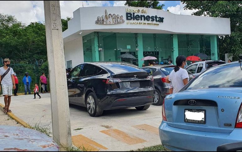 Hasta el momento se desconoce el motivo por el cual el coche está estacionado en el lugar o si la imagen es auténtica. ESPECIAL