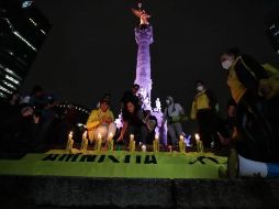 Los manifestantes colocaron sus velas y veladoras en las escalinatas del Ángel de la Independencia en memoria de quienes han fallecido a causa de la violencia. EL UNIVERSAL