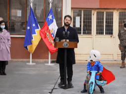 El niño, disfrazado de Supermán, jugaba en su triciclo, ajeno a la trascendencia del momento que vivía Chile en ese momento. TWITTER