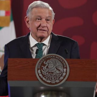 ¿López Obrador usa teléfono rojo para hablar con su gabinete?