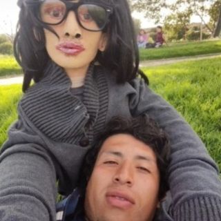 Viral: Hombre tiene como esposa a una muñeca de trapo (VIDEO)