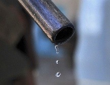 Fotografía de archivo que muestra un grifo que gotea en una estación de gasolina en Saná, Yemen. EFE/ARCHIVO
