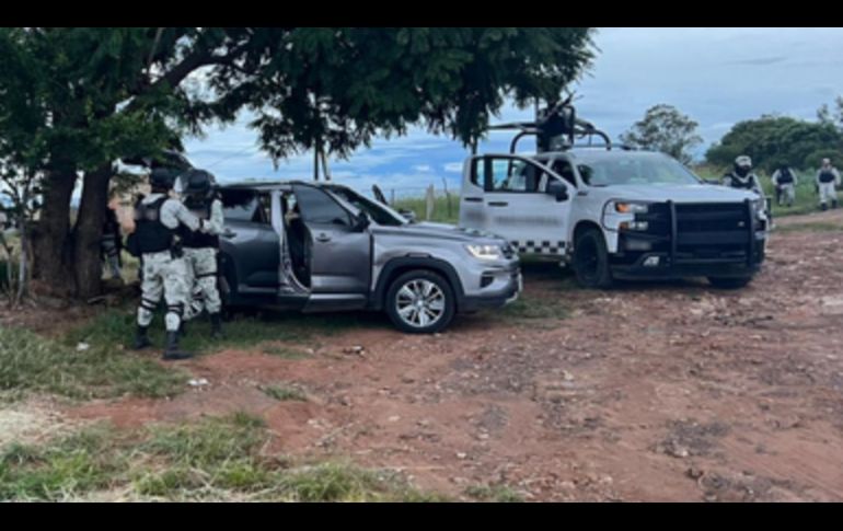 Elementos de la Guardia Nacional detuvieron a tres hombres en Jalisco, a los que se les aseguraron armas bélicas. Foto: Gobierno de México