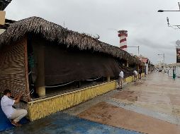 Comerciantes protegen sus negocios ante la llegada del huracán 
