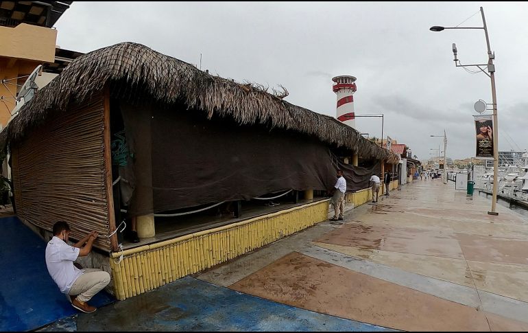 Comerciantes protegen sus negocios ante la llegada del huracán 