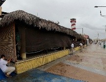 Comerciantes protegen sus negocios ante la llegada del huracán 