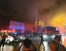 Las fotos mostraban columnas de humo saliendo del bar mientras bomberos con grúas intentaban extinguir el fuego. EFE/VIETNAM NEWS AGENCY