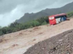 De acuerdo con la información oficial, el autobús con pasajeros fue arrastrado por el crecido arroyo luego de que éste intentara cruzarlo. ESPECIAL