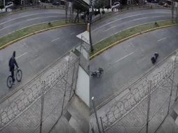 Esto ha causado gran indignación, pues a la par de que se viraliza el video, surgen los reclamos por la cantidad excesiva de cables sueltos que hay en la ciudad. ESPECIAL