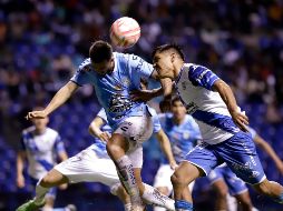 Martín Barragán disputa el balón con Luis Chávez. La Franja ha empatado sus ocho últimos partidos. EFE/H. Ríos