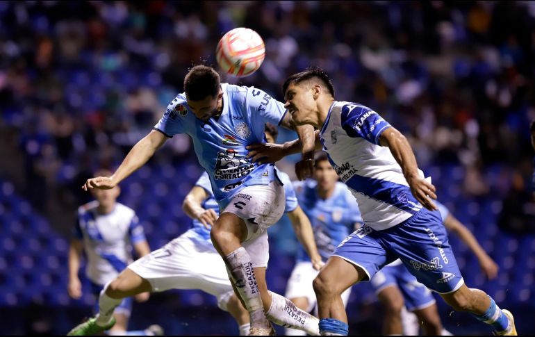 Martín Barragán disputa el balón con Luis Chávez. La Franja ha empatado sus ocho últimos partidos. EFE/H. Ríos