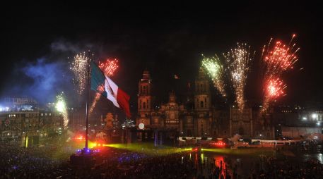 Cada año, el Presidente de México en turno tiene la obligación de repicar la Campana de Dolores para revivir, ante el público congregado en la plancha del Zócalo la noche del 15 de Septiembre, el grito de Independencia. EFE / ARCHIVO