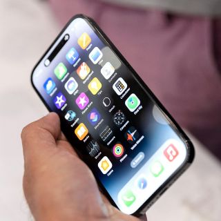 Precio de iPhone básico equivale a alimentar un día a 308 mexicanos