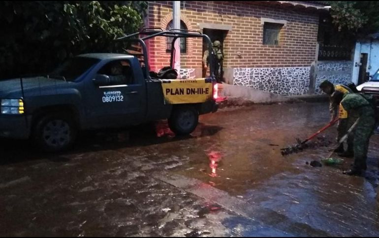 Los militares y bomberos brindan acciones de recuperación en el lugar, liberación de vialidades, limpieza de lodo y saneamiento al interior de las viviendas afectadas. ESPECIAL /