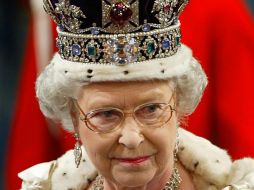 La reina Isabel II se dejaba ver con su corona en ocasiones especiales. AFP/ARCHIVO
