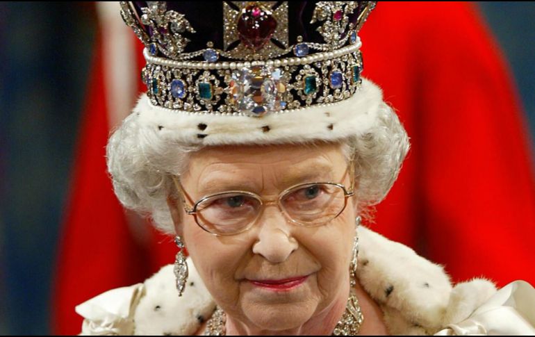 La reina Isabel II se dejaba ver con su corona en ocasiones especiales. AFP/ARCHIVO