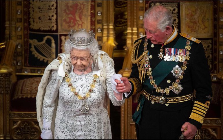 Carlos debe decidir antes de su coronación si mantiene el título de Carlos III como monarca, o bien si cambia su nombre, como han hecho cuatro de los últimos seis reyes británicos. AFP / ARCHIVO