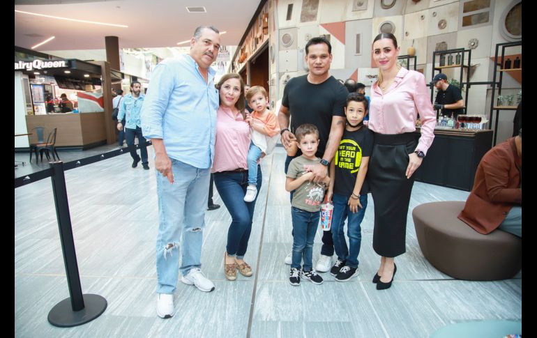 Jorge Torreslanda, Ariana Martínez, Emiliano Torreslanda, Pepe Alcocer, Quique Orozco, Diego Orozco y Liz Orozco . GENTE BIEN JALISCO/ Antonio Martínez