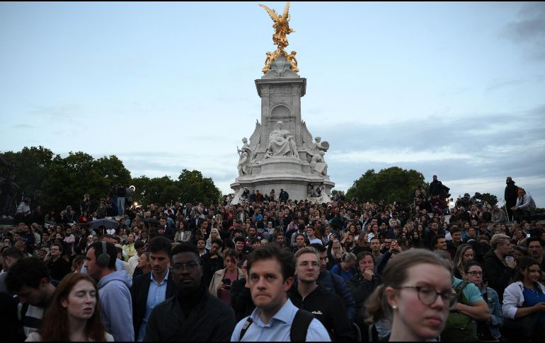 La gente se reúne fuera del Palacio de Buckingham en el centro de Londres. AFP / D. Leal