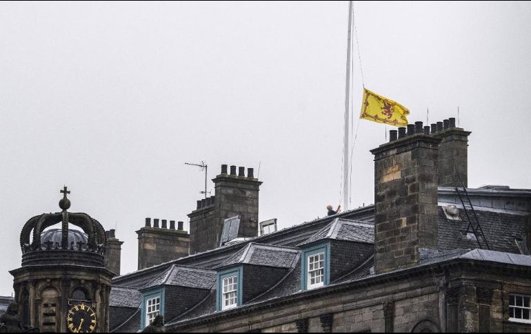 El Estandarte Real de Escocia sobre el Palacio de Holyroodhouse en Edimburgo ondea a media asta. AFP /  L. Martin
