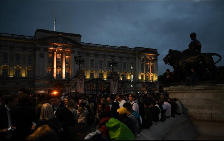 Londinenses se reúnen frente al Palacio de Buckingham, después del anuncio de la muerte de la reina Isabel II. AFP / D. Leal
