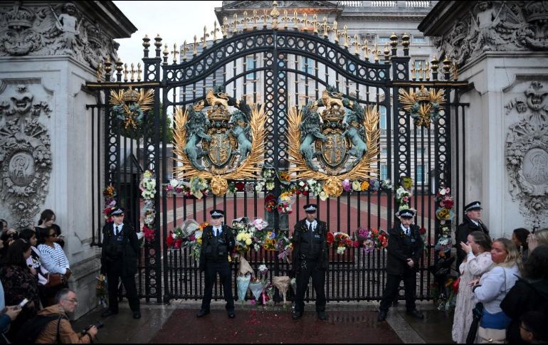 La entrada del Palacio de Buckingham ya luce con varios ramos de flores. AFP / D. Leal