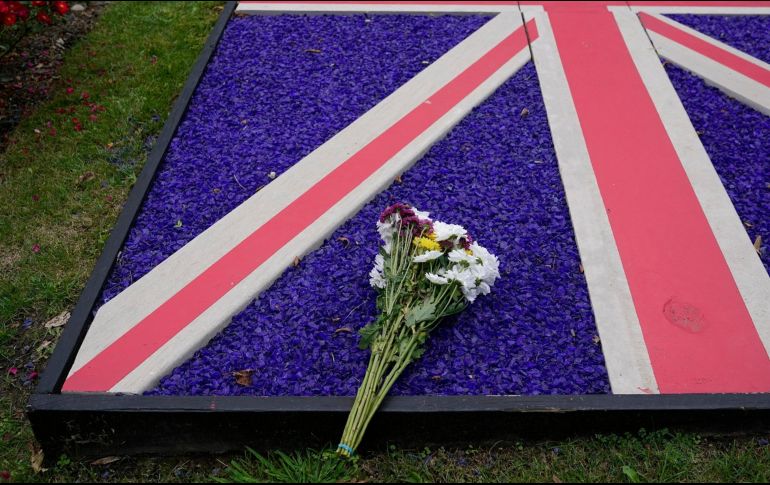 El cuerpo  de la soberana será primero trasladado a la residencia de Holyrood, y de allí será llevada previsiblemente el domingo a la catedral. AP/P. Semansky