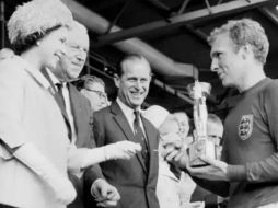 La reina Isabel II junto al capitán de la selección de fútbol, Bobby Moore. ESPECIAL