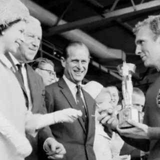 El día que la Reina Isabel entregó la Copa del Mundo a la selección inglesa
