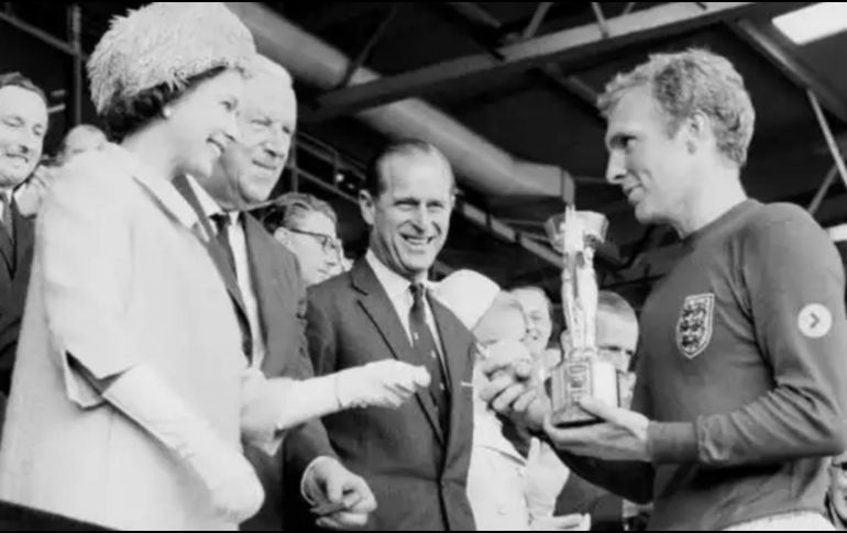 La reina Isabel II junto al capitán de la selección de fútbol, Bobby Moore. ESPECIAL