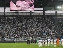 A través de redes sociales, el Arsenal reforzó el homenaje que llevó a cabo en el campo. EFE/G. EHRENZELLER