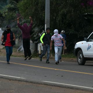 Michoacán: Normalistas roban e incendian vehículos en la carretera Zacapu-Zamora