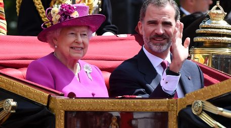 La reina Isabel II y el rey Felipe VI de España viajan en un carruaje estatal a lo largo de The Mall en el centro de Londres, en el primer día de la visita de estado de tres días de la realeza española. AFP/ARCHIVO