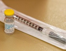 La vacuna se basa en un virus atenuado que se modifica para que no pueda replicarse y se administra en dos dosis con 28 días de diferencia. AP/ARCHIVO