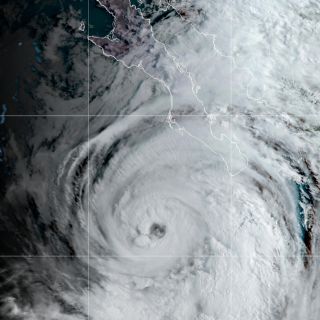 SMN: "Kay" toca tierra como huracán categoría 1 en Baja California Sur