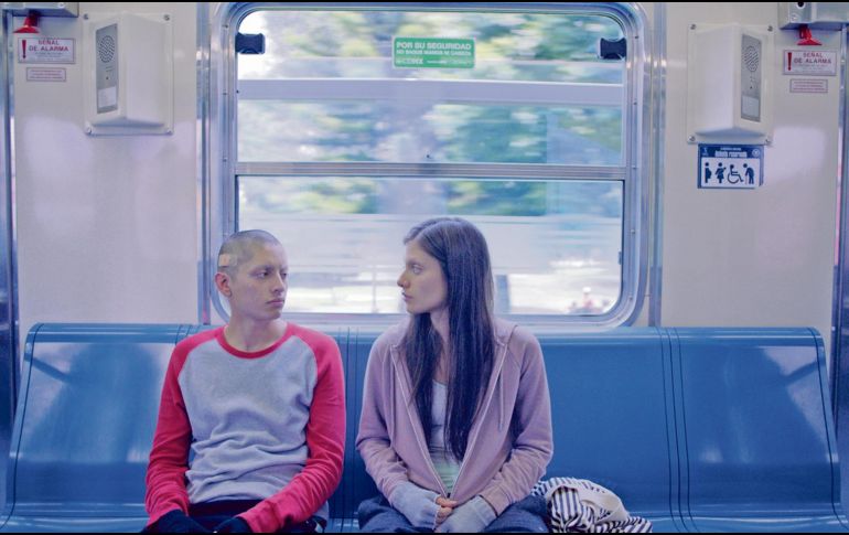 José Antonio Toledano y Karla Coronado, en una escena de “50 o dos ballenas se encuentran en la playa”. CORTESÍA