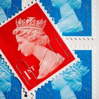 ¿Qué pasará ahora con las monedas, billetes y pasaportes que llevaban el sello de la reina?