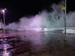 Autoridades pidieron a los turistas y personas que transitan en el lugar tomar precauciones. Facebook / Protección Civil y Bomberos Puerto Vallarta