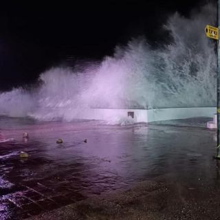 Tras paso de "Kay", cierran malecón de Puerto Vallarta por oleaje alto