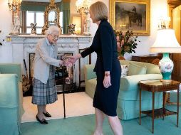 La reina Isabel II recibió a Liz Truss durante una audiencia en Balmoral, Escocia, y dejó ver una mancha en una de sus manos. EFE / ARCHIVO