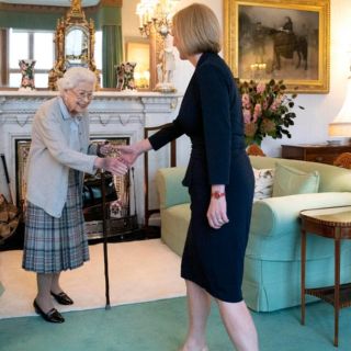 ¿A qué se debían las manchas en las manos de Isabel II?