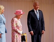 Joe Biden. El actual presidente de Estados Unidos y su esposa, Jill Biden, observan con la reina Isabel II una marcha militar en el castillo de Windsor. AFP/ARCHIVO