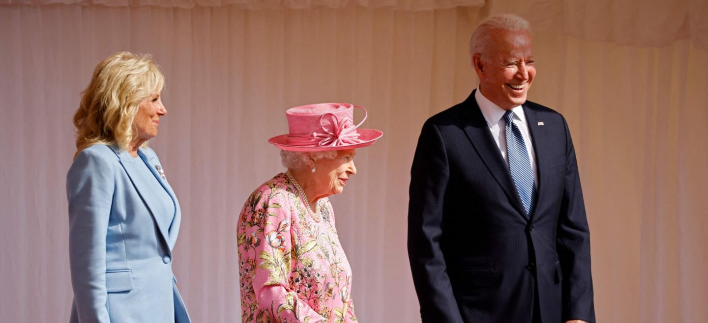 Joe Biden. El actual presidente de Estados Unidos y su esposa, Jill Biden, observan con la reina Isabel II una marcha militar en el castillo de Windsor. AFP/ARCHIVO
