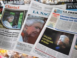 Los principales periódicos argentinos lucieron en su portada el deceso de la reina Isabel II. AFP/L. Robayo