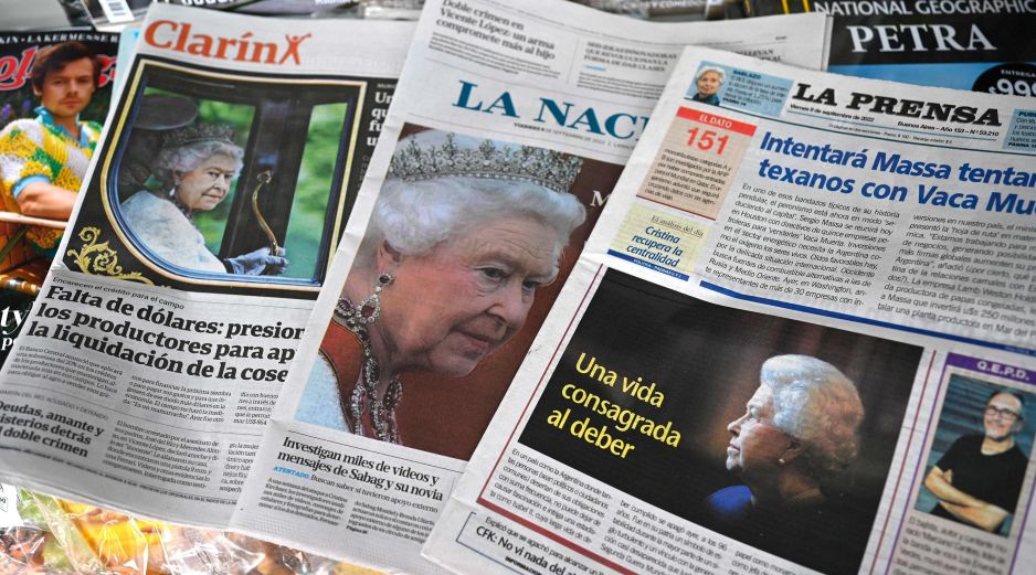 Los principales periódicos argentinos lucieron en su portada el deceso de la reina Isabel II. AFP/L. Robayo